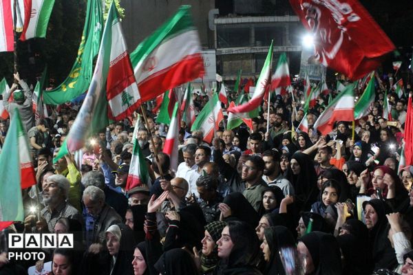 عقد دو زوج ورامینی در میدان امام خمینی ورامین در سالروز ازدواج حضرت علی(ع) و حضرت فاطمه (س)