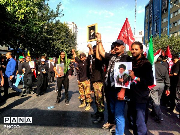 حضور دانش‌آموزان مدارس صدرای ولایت و شاهد فرقانی بناب در تشییع رهبر شهید