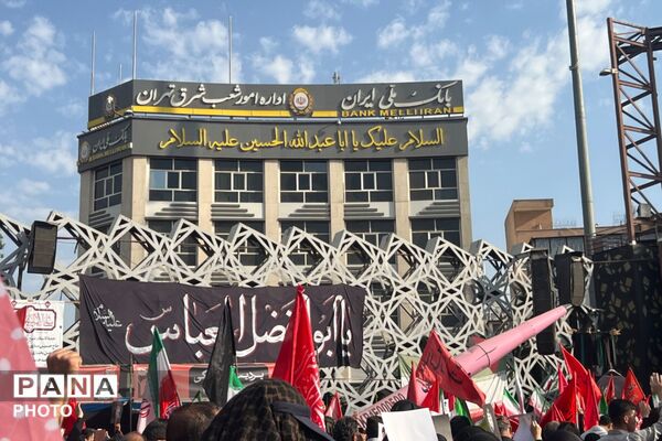 حماسه حضور مردم ایران در مراسم تشییع رهبر شهید