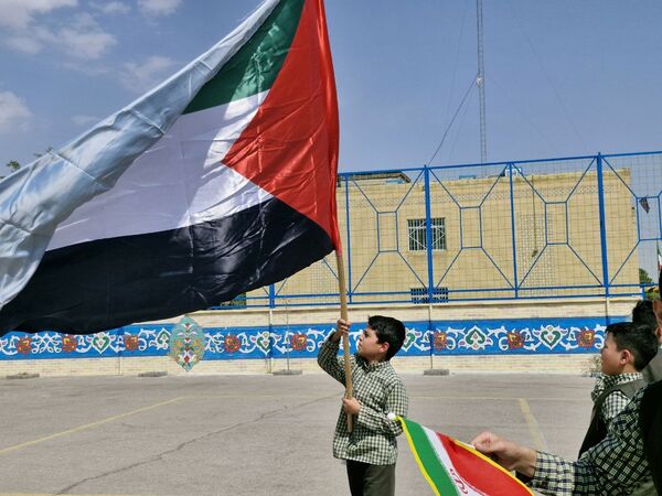اجتماع دانش‌آموزان ابتدایی پسرانه امام رضا(ع) واحد ۸ در حمایت از عملیات وعده صادق ۲ 