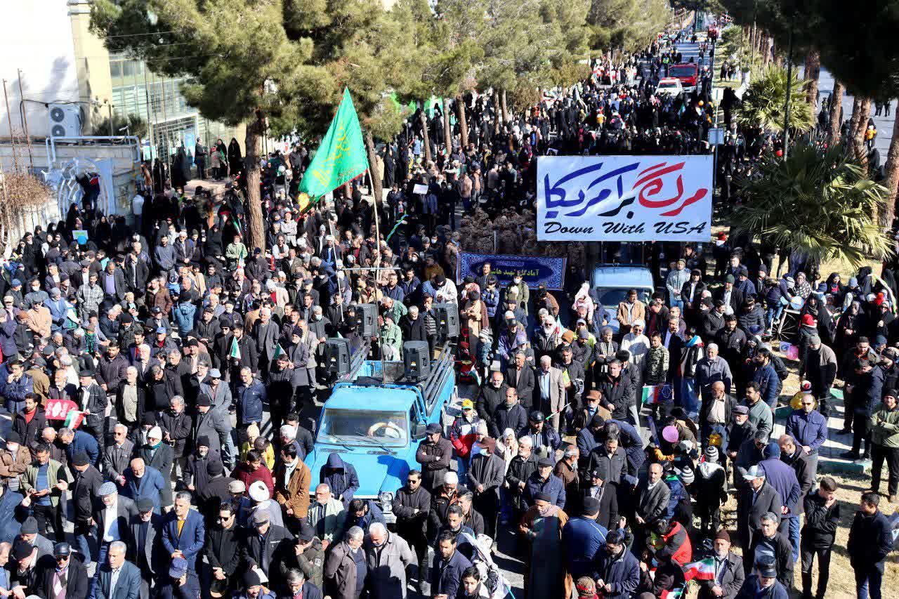 خروش مردم دامغان در راهپیمایی ۲۲ بهمن