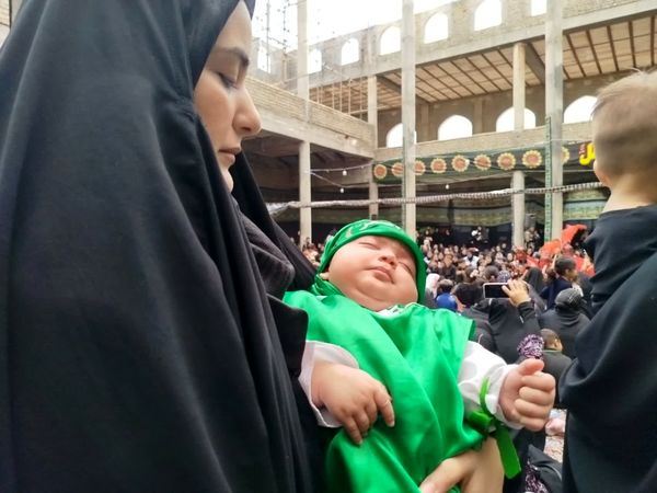 همایش شیرخوارگان حسینی با حضور خیل عظیمی از عزاداران در فاروج 