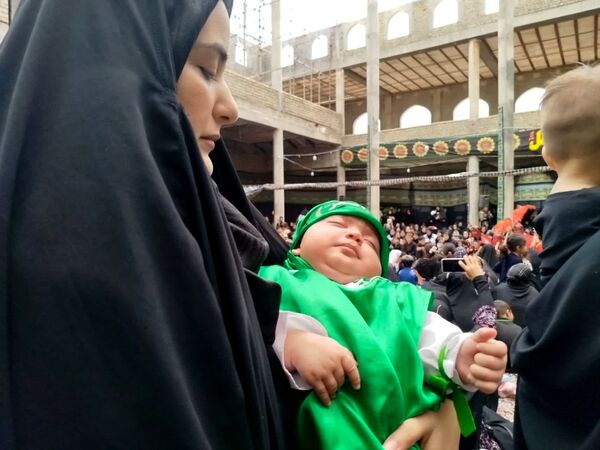 همایش شیرخوارگان حسینی با حضور خیل عظیمی از عزاداران در فاروج 
