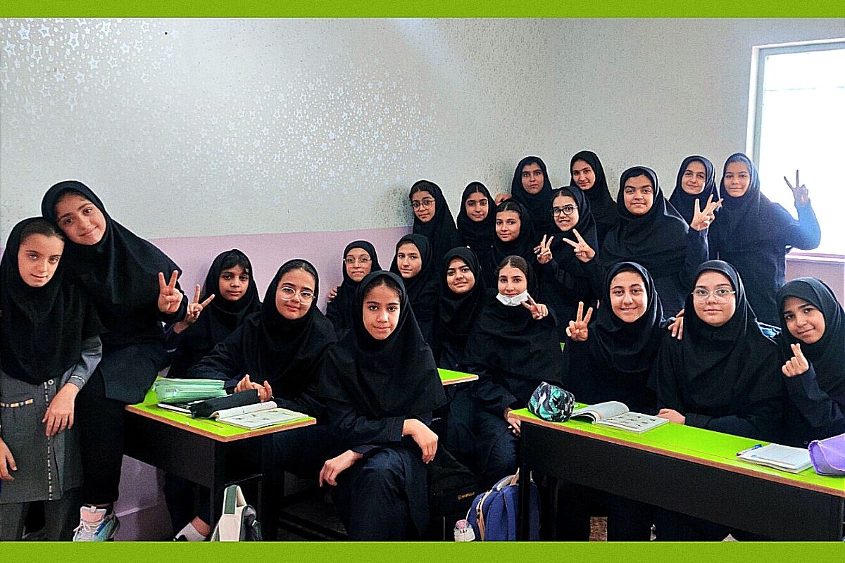 عکس یادگاری کلاس ۷۰۳ مدرسه مهدیه، فاز ۲ اندیشه شهرستان شهریار