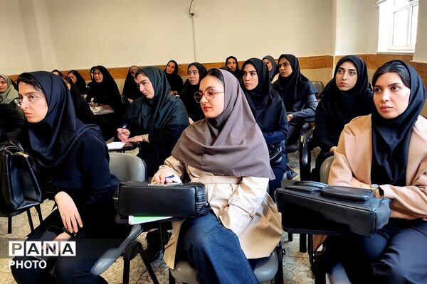  جلسه ضمن خدمت در دبیرستان نمونه‌دولتی ولایت بهارستان‌دو
