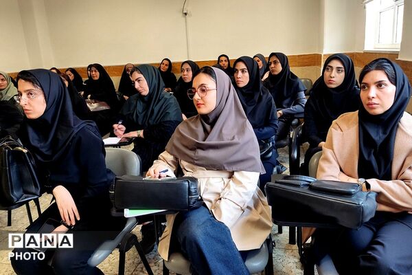  جلسه ضمن خدمت در دبیرستان نمونه‌دولتی ولایت بهارستان‌دو
