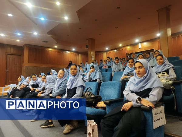 نواختن زنگ سپاس در فرهنگسرای آریو مصلی نژاد 