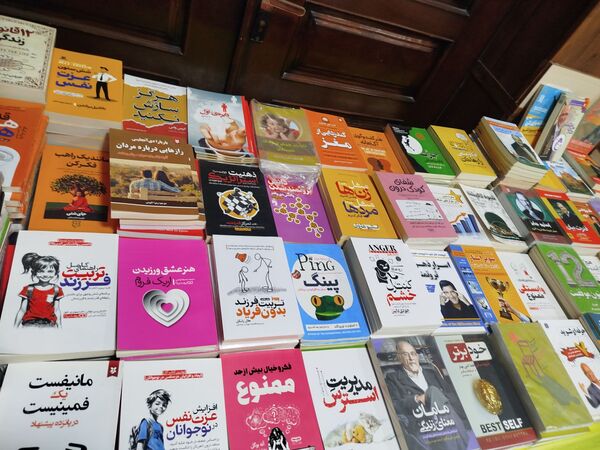 گشایش نمایشگاه کتاب در فرهنگسرای فاروج 