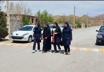 قدردانی دانش‌آموزان بوانات از معلم کلاس اول
