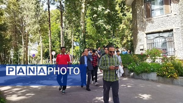 ادای احترام دانش آموزان پایه دهم  دبیرستان شاهد ابوذر غفاری به مقام شامخ شهدا