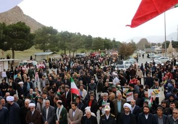 حضور پرشور مردم بیستون و دانش‌آموزان در راهپیمایی ۲۲ بهمن