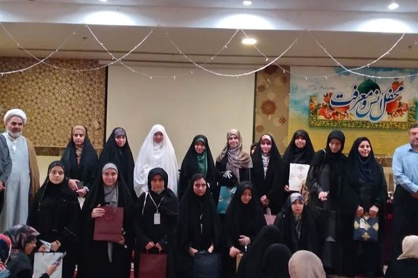 اهدای چادر از سوی مقام معظم رهبری به دانش‌آموزان دختر عمره‌گزار در سرزمین وحی