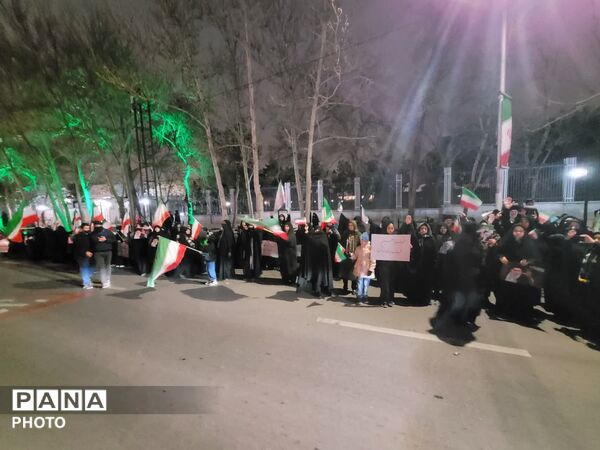 اجتماع دانش‌آموزان و فرهنگیان در هنرستان قندی