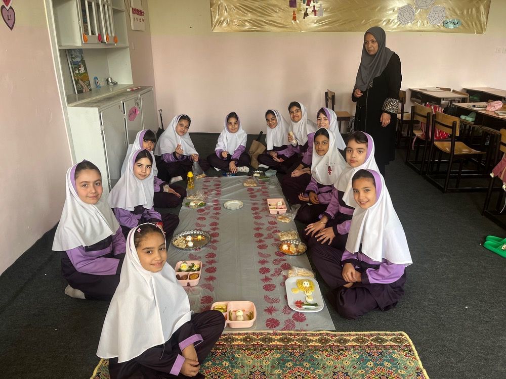 برگزاری صبحانه سلامت و روز جهانی تخم مرغ در دبستان فاطمه الزهرا شهرستان شیروان