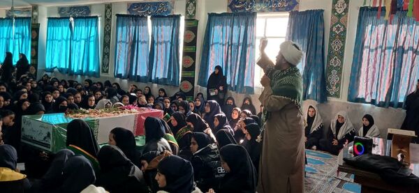 وداع دانش‌آموزان هنرستان الزهرا با پیکر مطهر شهید گمنام