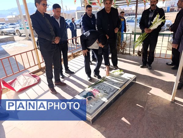 گلباران قبور شهدای شهر سفیددشت به مناسبت دهه فجر