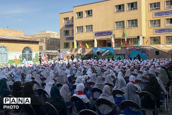 تبلور معنویت و انسانیت در جشن عاطفه‌ها دبستان دخترانه حضرت صدیقه(س) ملارد