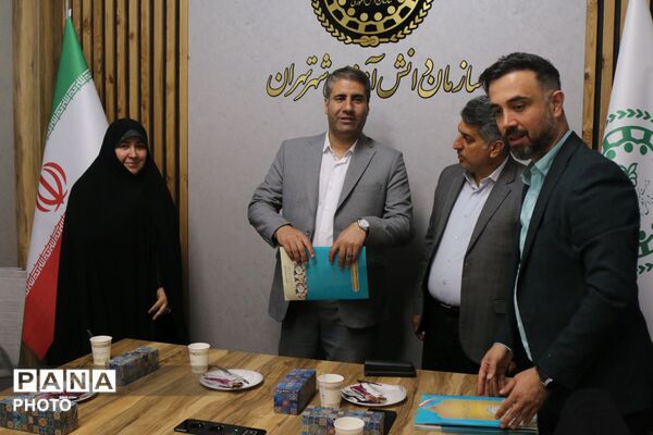 مدیرکل آموزش و پرورش شهرتهران از مسئولان سازمان دانش‌آموزی تهران تقدیر کرد
