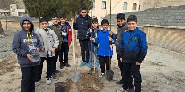 مشارکت دانش‌آموزان در فعالیت درختکاری دبستان شهدای گمنام۲