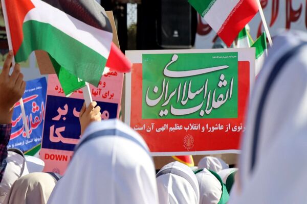 حضور پرشور دانش‌آموزان پاکدشتی در راهپیمایی روز ۱۳ آبان