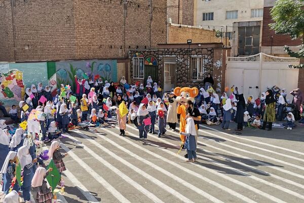 جشن روز دختر و روز جهانی کودک در دبستان زنده یاد قمصری
