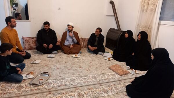 دیدار امام جماعت مسجد پنج تن آل عبا با خانواده مدافع حرم «مصطفی علیزاده»