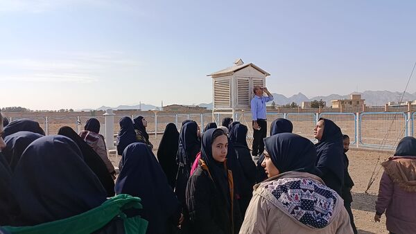 بازدید دانش آموزان دبیرستان فرزانگان از اداره هواشناسی خواف