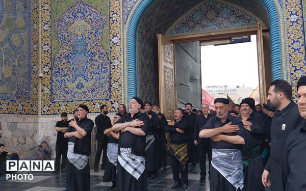 عزاداری گسترده زائران در صحن‌های حرم امام رضا (ع)