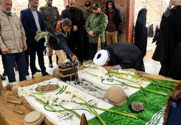  گلباران مزار شهدای گمنام در صفادشت به مناسبت سالگرد پیروزی انقلاب اسلامی