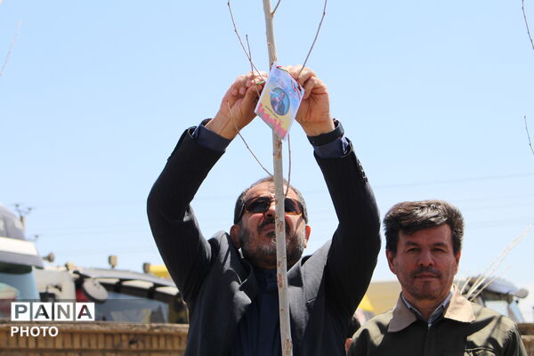 سبز کردن خاک با نام شهدا