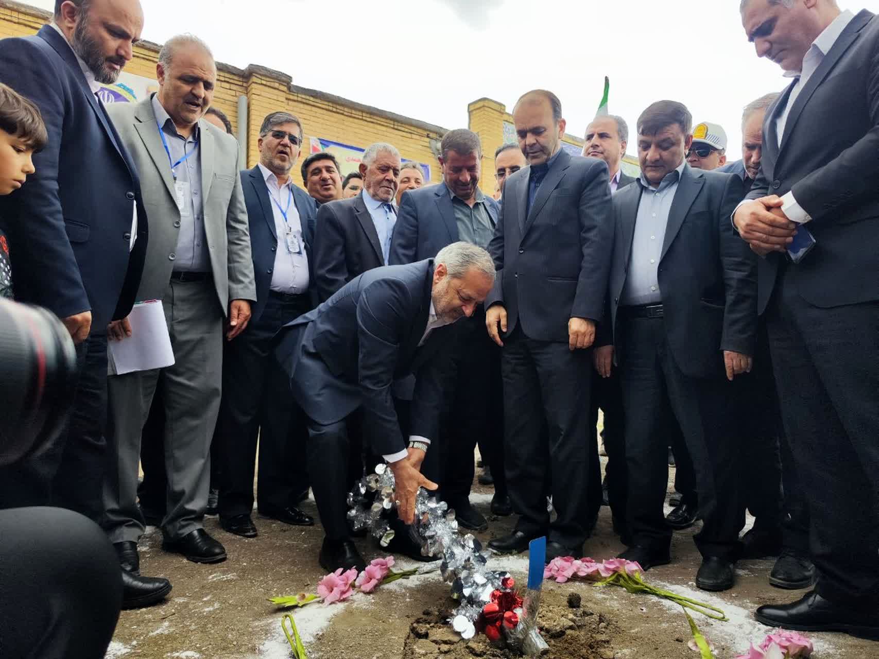 آغاز ساخت دو مدرسه خیرساز در مهربان آذربایجان شرقی با حضور وزیر آموزش و پرورش  