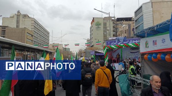 راهپیمایی ۲۲ بهمن با حضور پرشور مردم انقلابی در تهران