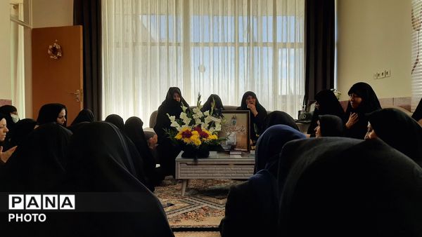  دیدار بانوان خادمیار و دانش‌آموزان از خانه شهید حسین حسینی  