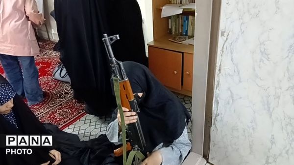 بانوان بسیجی و جانفدا در شهر فردوسیه باآموزش و فراگیری کار با اسلحه به دفاع از وطن وجان خود وهموطنانشان برخاستند