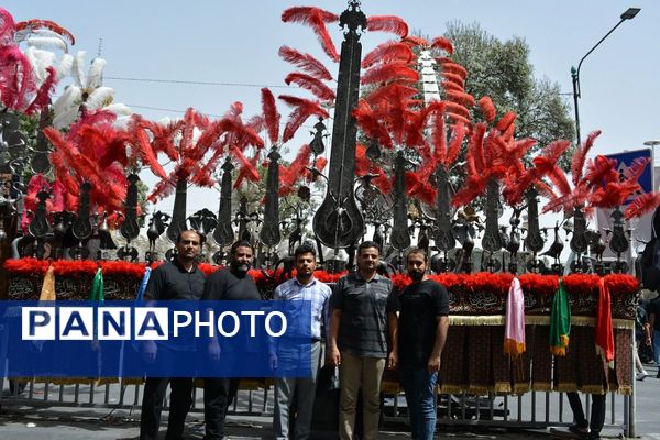 پرچم‌های عزا بر فراز حرم امام رضا(ع)