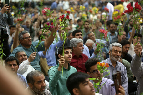 گل آرایی ضریح مطهر حضرت معصومه(س) به مناسبت روز دختر