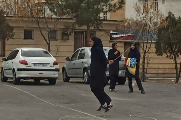 المپیاد ورزشی درون مدرسه‌ای به مناسبت گرامیداشت دهه فجر در آموزشگاه آرمینه مصلی نژاد شهرری