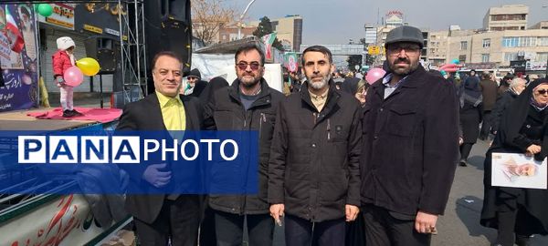 حماسه حضور فرهنگیان و دانش‌آموزان منطقه ۵ در راهپیمایی ۲۲ بهمن