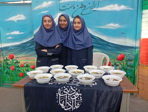 طنین همدلی در دهه فاطمیه، توزیع آش نذری در میان دانش‌آموزان دبیرستان دکتر جواد حداد ۲