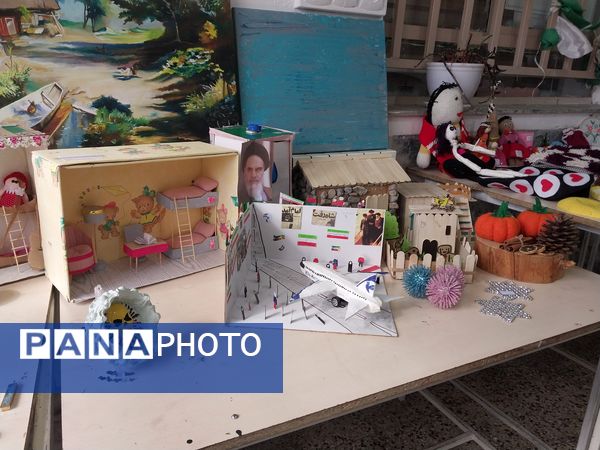 نمایشگاه آثار هنری دانش آموزان دبیرستان دلیری 