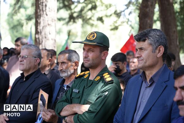تجمع باشکوه مردم لردگان از گلزار شهدا تا مزار شهدای گمنام چشمه‌برم 