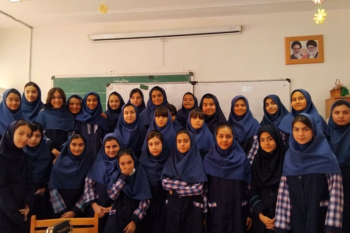 عکس یادگاری دانش‌آموزان مدرسه دخترانه نرگس