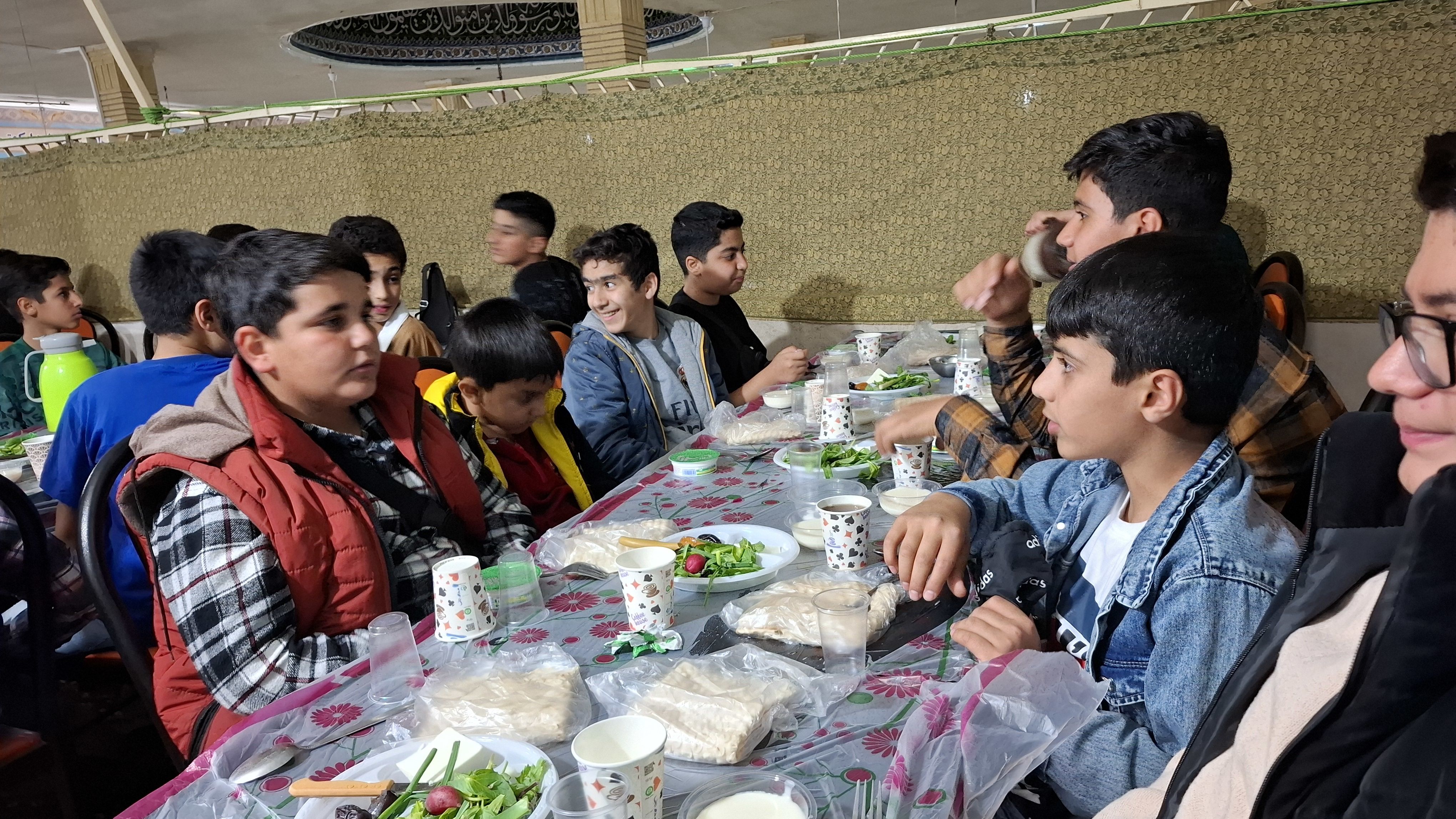 افطار دوستانه دبیرستان ملاصدرا؛ لحظاتی به یادماندنی برای دانش‌آموزان