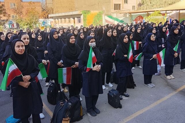 پرچم ایران بر فراز آغاز سال تحصیلی در شاهد مرضیه