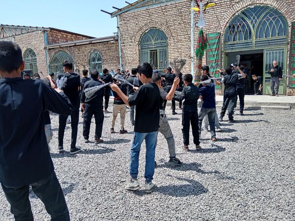 هیئت زنجیرزنی در روستای فیض آباد در صبح عاشورای حسینی 