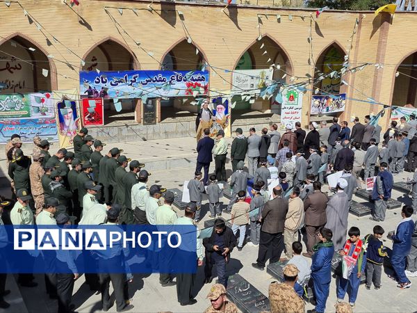 مراسم عطر افشانی گلزار شهدای بیجار در هفته دفاع مقدس