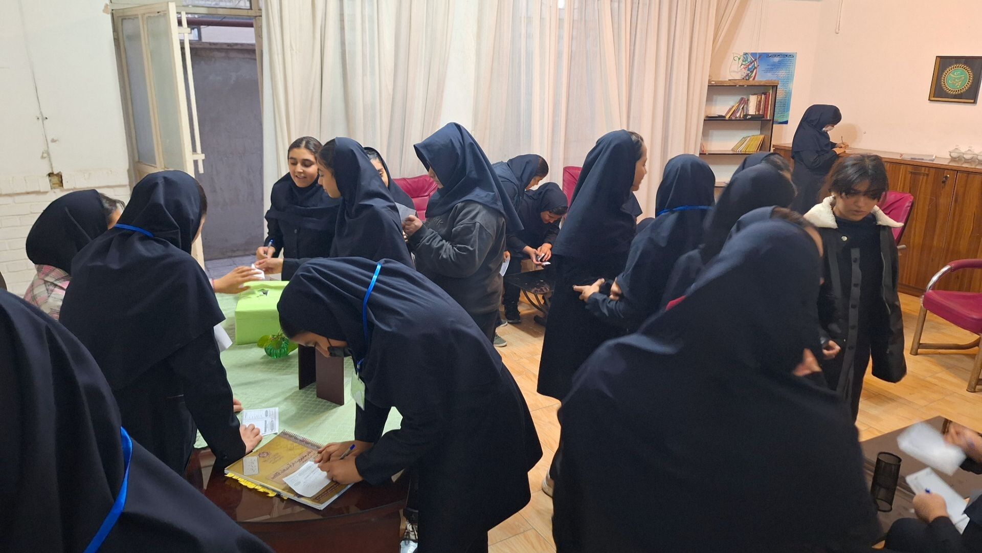  انتخابات شورای دانش آموزی در دبیرستان دخترانه قویدل