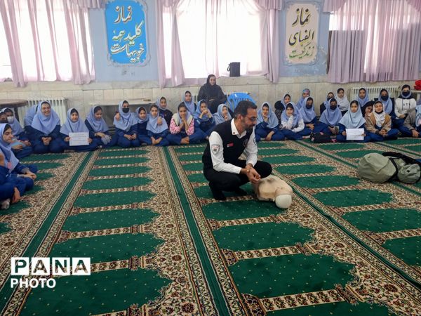 جلسه  آموزشی طرح ماهر سفیران سلامت در مدرسه بنت المهدی صدر ۲