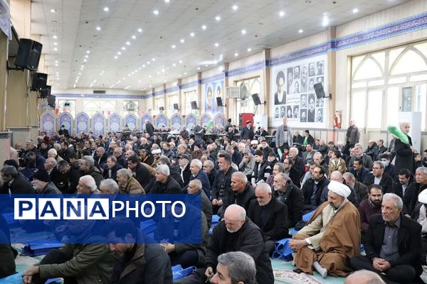 حضور دانش آموزان آموزشگاه شهدای گلدسته و مردم چهاردانگه در نماز جمعه 