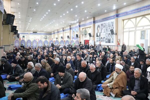 حضور دانش آموزان آموزشگاه شهدای گلدسته و مردم چهاردانگه در نماز جمعه 